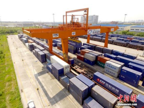 资料图:中国铁路正式启用中欧班列统一品牌。 资料图:中国铁路正式启用中欧班列统一品牌。