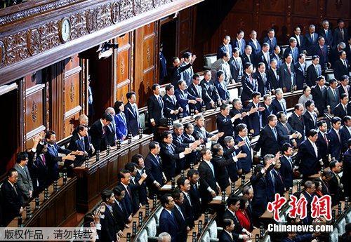 资料图:当地时间2017年9月28日,日本首相安倍晋三宣布解散众议院后,多名内阁成员举手欢呼。 资料图:当地时间2017年9月28日,日本首相安倍晋三宣布解散众议院后,多名内阁成员举手欢呼。