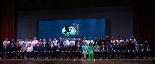 “马来西亚陈嘉庚基金晚宴”暨“第四届陈嘉庚精神奖颁奖典礼”,有多达60几个华团参与,场面浩大,众嘉宾现场来张大合照。(马来西亚《星洲日报》) “马来西亚陈嘉庚基金晚宴”暨“第四届陈嘉庚精神奖颁奖典礼”,有多达60几个华团参与,场面浩大,众嘉宾现场来张大合照。(马来西亚《星洲日报》)