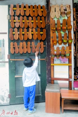 不少大人小孩对吴伯做的木屐很感兴趣。