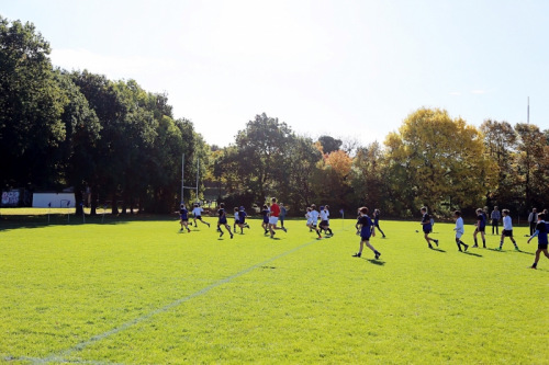 Mx代表圣保罗公学与伦敦另一所顶尖私校达利奇学院进行英式橄榄球比赛。（英国《华闻周刊》）