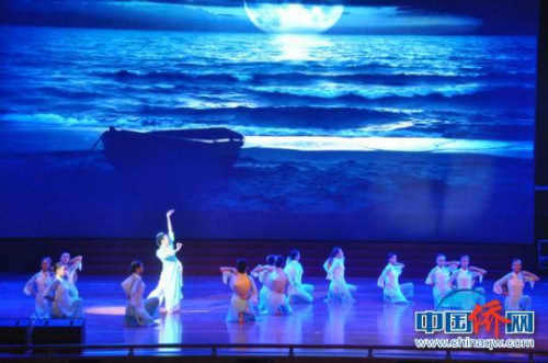 图为京族女子群舞《海弦花》 林浩 摄 图为京族女子群舞《海弦花》 林浩 摄