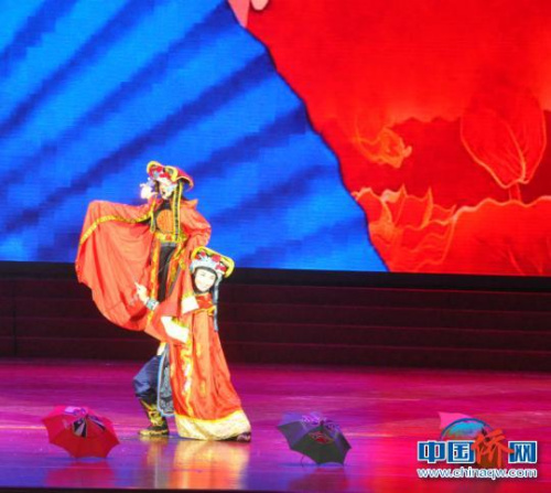 图为广西青年戏曲表演艺术家叶小莲表演《变幻奇彩》　林浩　摄