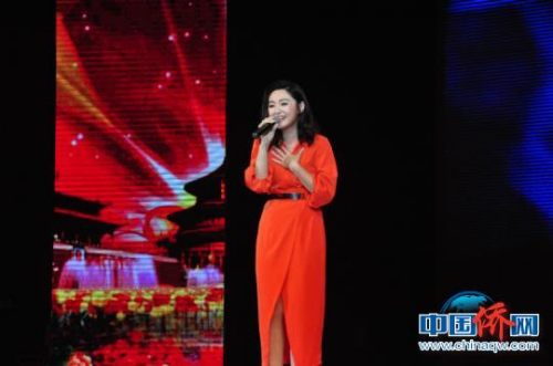 图为空政歌舞团袁东方演唱歌曲《国家》 林浩 摄 图为空政歌舞团袁东方演唱歌曲《国家》 林浩 摄