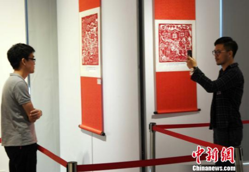 该展共展出剪纸艺术作品120余幅,每幅作品都充满了趣味性、故事性、哲理性,让人意犹未尽。 记者刘可耕 摄 该展共展出剪纸艺术作品120余幅,每幅作品都充满了趣味性、故事性、哲理性,让人意犹未尽。 记者刘可耕 摄