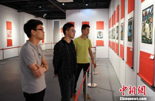 中华民俗节日剪纸艺术作品展吸引观众眼球。 记者刘可耕 摄 中华民俗节日剪纸艺术作品展吸引观众眼球。 记者刘可耕 摄