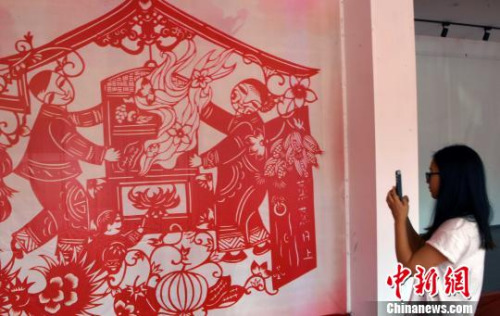 中华民俗节日剪纸艺术作品展吸睛。 记者刘可耕 摄 中华民俗节日剪纸艺术作品展吸睛。 记者刘可耕 摄