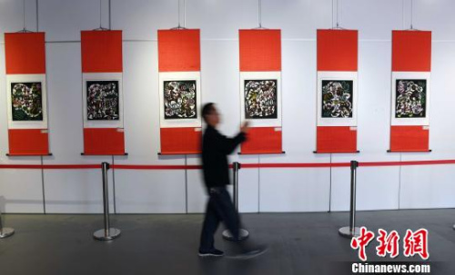 该展共展出剪纸艺术作品120余幅,每幅作品都充满了趣味性、故事性、哲理性,让人意犹未尽。 记者刘可耕 摄 该展共展出剪纸艺术作品120余幅,每幅作品都充满了趣味性、故事性、哲理性,让人意犹未尽。 记者刘可耕 摄