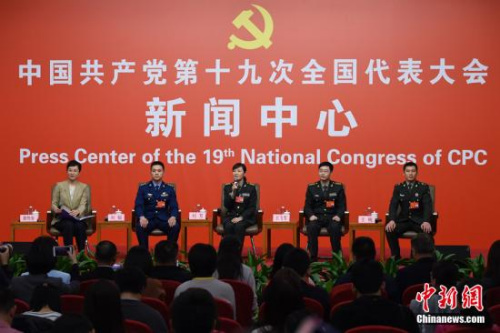 10月22日,中国共产党十九大新闻中心在北京梅地亚中心举行集体采访,就“中国特色强军之路迈出坚定步伐”的主题邀请解放军军委国际军事合作办公室参谋刘芳(中)、陆军第74集团军某合成旅两栖装甲突击车车长王锐(右一)、空军航空兵某团团长刘锐(左二)、国防科技大学电子科学学院教授王飞雪(右二)四名党员代表接受采访。<a target='_blank' href='http://www.chinanews.com/'>中新社</a>记者 侯宇 摄 10月22日,中国共产党十九大新闻中心在北京梅地亚中心举行集体采访,就“中国特色强军之路迈出坚定步伐”的主题邀请解放军军委国际军事合作办公室参谋刘芳(中)、陆军第74集团军某合成旅两栖装甲突击车车长王锐(右一)、空军航空兵某团团长刘锐(左二)、国防科技大学电子科学学院教授王飞雪(右二)四名党员代表接受采访。<a target='_blank' href='http://www.chinanews.com/'>中新社</a>记者 侯宇 摄
