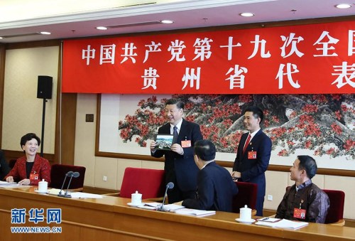 这是遵义市播州区花茂村党总支书记潘克刚将一幅鸟瞰村子新貌的照片送