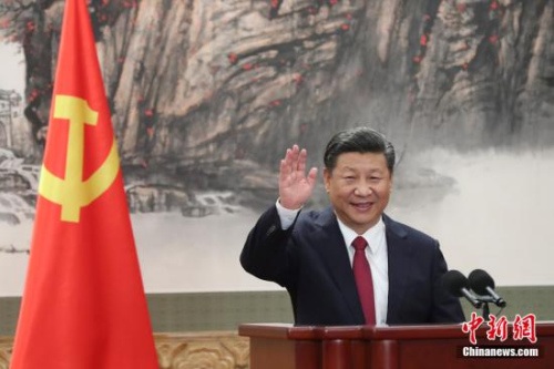 10月25日,刚刚在中共十九届一中全会上当选的中共中央总书记习近平和中央政治局常委李克强、栗战书、汪洋、王沪宁、赵乐际、韩正在北京人民大会堂同采访十九大的中外记者见面。<a target='_blank' href='http://www.chinanews.com/'>中新社</a>记者 盛佳鹏 摄 10月25日,刚刚在中共十九届一中全会上当选的中共中央总书记习近平和中央政治局常委李克强、栗战书、汪洋、王沪宁、赵乐际、韩正在北京人民大会堂同采访十九大的中外记者见面。<a target='_blank' href='http://www.chinanews.com/'>中新社</a>记者 盛佳鹏 摄