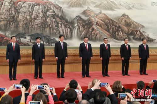 10月25日,在中共十九届一中全会上当选的中共中央总书记习近平和中央政治局常委李克强、栗战书、汪洋、王沪宁、赵乐际、韩正在北京人民大会堂同中外记者见面。<a target='_blank' href='http://www.chinanews.com/'>中新社</a>记者 盛佳鹏 摄 10月25日,在中共十九届一中全会上当选的中共中央总书记习近平和中央政治局常委李克强、栗战书、汪洋、王沪宁、赵乐际、韩正在北京人民大会堂同中外记者见面。<a target='_blank' href='http://www.chinanews.com/'>中新社</a>记者 盛佳鹏 摄