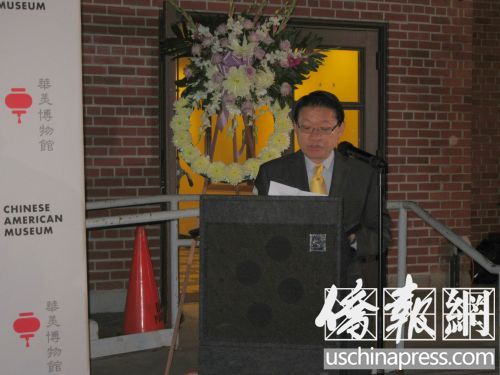 华美博物馆人员、华人社区组织和侨界人士来到华美博物馆前的“华埠大屠杀”纪念牌前献花和三鞠躬,纪念牌提醒人们铭记这场悲剧。(图片来源:侨报记者翁羽摄) 华美博物馆人员、华人社区组织和侨界人士来到华美博物馆前的“华埠大屠杀”纪念牌前献花和三鞠躬,纪念牌提醒人们铭记这场悲剧。(图片来源:侨报记者翁羽摄)