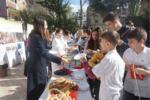阿尔巴尼亚学生体验中国美食。