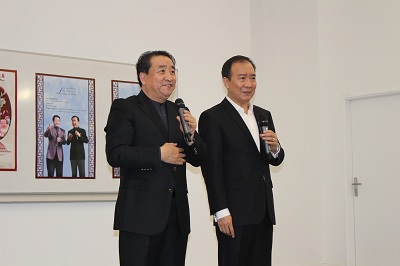 姜昆、戴志诚合说相声《乐在其中》。 姜昆、戴志诚合说相声《乐在其中》。