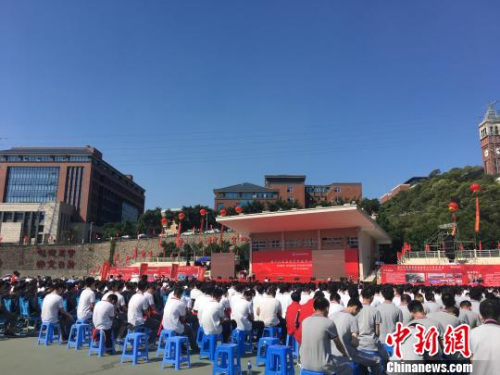 26日,福建省福州阳光国际学校建校20周年庆于福州市举行。 叶秋云 摄 26日,福建省福州阳光国际学校建校20周年庆于福州市举行。 叶秋云 摄