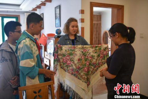 图为参加“汉语桥”比赛的外国中学生走进中国家庭。 任东 摄 图为参加“汉语桥”比赛的外国中学生走进中国家庭。 任东 摄