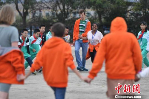 图为参加“汉语桥”比赛的外国中学生在做游戏。 任东 摄 图为参加“汉语桥”比赛的外国中学生在做游戏。 任东 摄