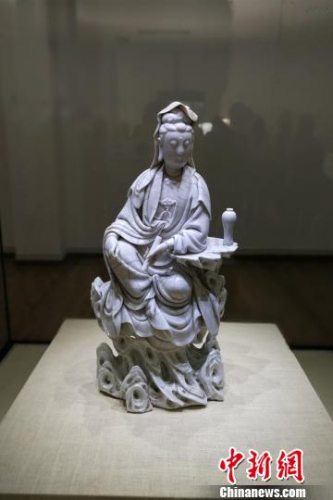 “何朝宗款”瓷塑作品《坐岩观音》。 孙虹 摄 “何朝宗款”瓷塑作品《坐岩观音》。 孙虹 摄