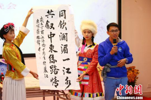 图为营员展示自己的书法作品。 王崴 摄 图为营员展示自己的书法作品。 王崴 摄