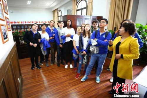 图为营员参观云南大学“一带一路”研究院。 王崴 摄 图为营员参观云南大学“一带一路”研究院。 王崴 摄