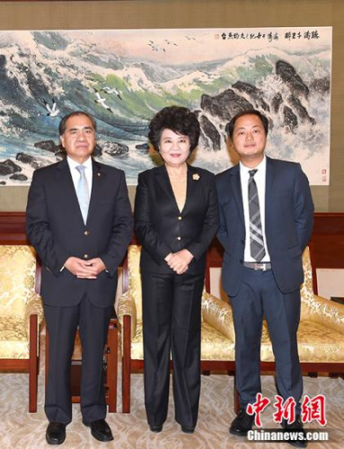 10月27日，国务院侨务办公室主任裘援平在北京会见智利内政部国际调查局前副总局长阿尔弗雷多·张·周一行。 <a target='_blank' href='http://www.chinanews.com/'>中新社</a>记者 张勤 摄