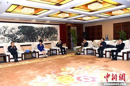 10月26日,国务院侨务办公室主任裘援平在北京与参与十九大采访报道的海外华文媒体代表座谈。 <a target='_blank' href='http://www.chinanews.com/'>中新社</a>记者 张勤 摄 10月26日,国务院侨务办公室主任裘援平在北京与参与十九大采访报道的海外华文媒体代表座谈。 <a target='_blank' href='http://www.chinanews.com/'>中新社</a>记者 张勤 摄