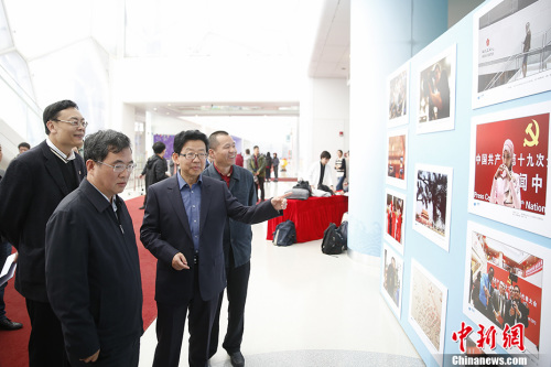 10月28日，国务院侨务办公室宣传司司长许玉明(左三)，北京市人民政府侨务办公室主任刘春锋(左二)，中国新闻社副社长兼副总编辑夏春平(左四)，中国新闻社副总编辑张雷(左一)观看摄影展。<a target='_blank' href='http://www.chinanews.com/'>中新社</a>记者 王骏 摄