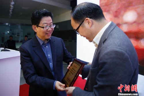 10月28日,国务院侨办宣传司司长许玉明(左)为时政类一等奖获得者瑞典《北欧时报》的何儒颁奖。<a target='_blank' href='http://www.chinanews.com/'>中新社</a>记者 王骏 摄 10月28日,国务院侨办宣传司司长许玉明(左)为时政类一等奖获得者瑞典《北欧时报》的何儒颁奖。<a target='_blank' href='http://www.chinanews.com/'>中新社</a>记者 王骏 摄