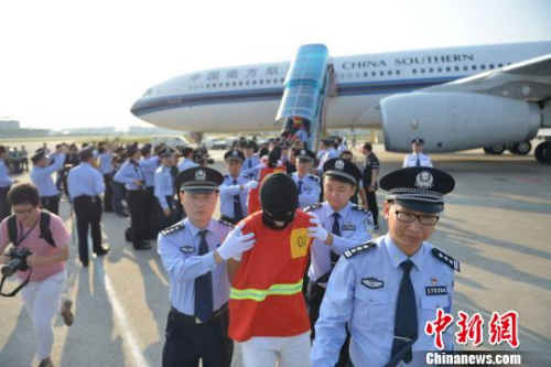 电信网络诈骗嫌犯被押解回中国 钱文攀 摄 电信网络诈骗嫌犯被押解回中国 钱文攀 摄