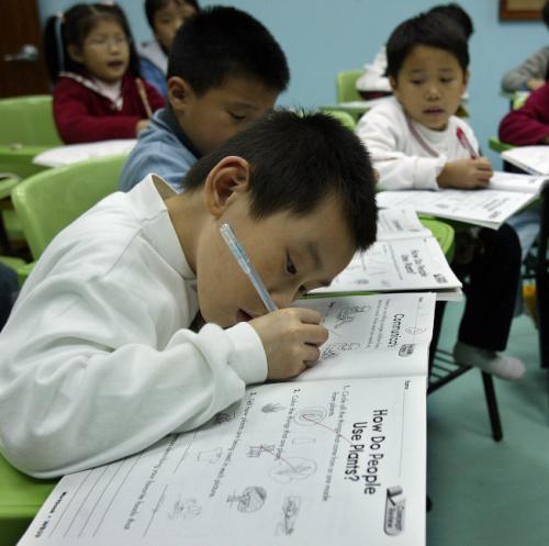 每当美国出现一波中国和南韩移民潮时，亚洲的补教业就会开始在美国现踪。 (美国《世界日报》)