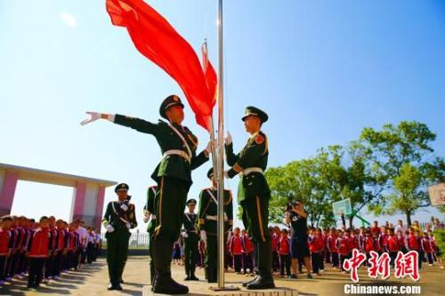 升国旗。　曾诗怡 摄