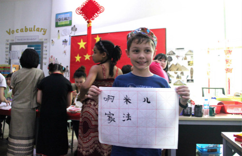 小朋友学写汉字。