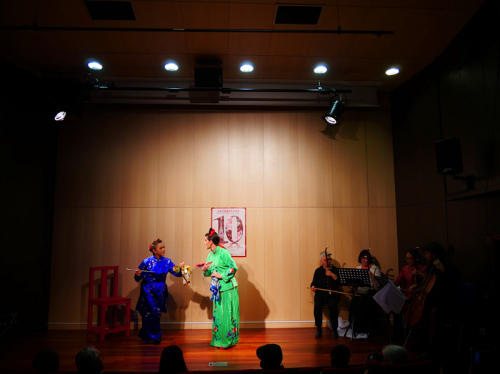 妮姬与梅兰演出《花为媒》。(《欧洲时报》/李罡 摄) 妮姬与梅兰演出《花为媒》。(《欧洲时报》/李罡 摄)