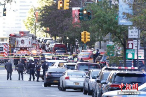 美国纽约，大量警力聚集在曼哈顿西侧快速路卡车撞人恐怖袭击现场。 <a target='_blank' href='http://www.chinanews.com/'>中新社</a>记者 廖攀 摄