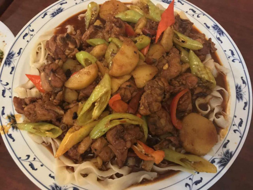 美味的大盘鸡 (英国《侨报》) 美味的大盘鸡 (英国《侨报》)