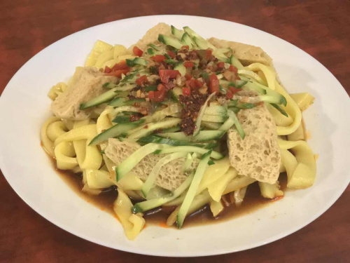 特色的西北美食“酿皮” (英国《侨报》) 特色的西北美食“酿皮” (英国《侨报》)