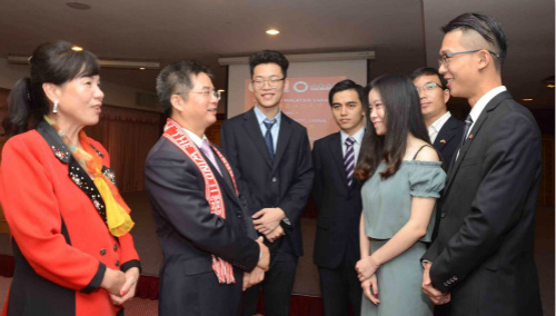 总领事与中国留学生交流。