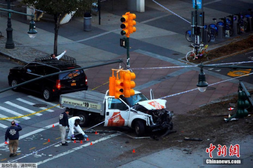  当地时间10月31日下午，美国纽约曼哈顿发生卡车撞人恐怖袭击事件，目前已造成至少8人死亡。