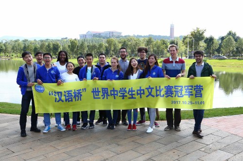 往届“汉语桥”世界中学生中文比赛冠军合照 往届“汉语桥”世界中学生中文比赛冠军合照