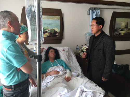 倪总领事探视死者家属张梅。 倪总领事探视死者家属张梅。