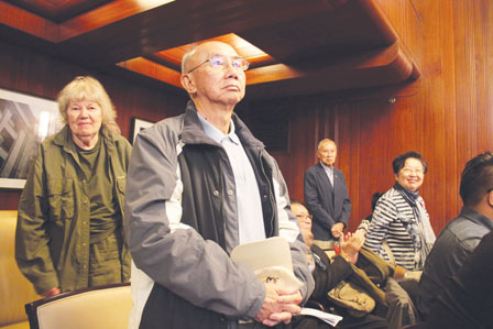 “历史性歧视华裔政策”(HDC)顾问委员会成员出席温市议会支持道歉议案。(加拿大《明报》) “历史性歧视华裔政策”(HDC)顾问委员会成员出席温市议会支持道歉议案。(加拿大《明报》)