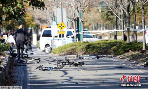 恐袭过后，自行车道上散落的车辆。