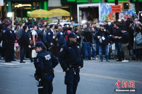 当地时间10月31日，众多记者聚集在纽约曼哈顿西侧快速路卡车撞人恐怖袭击现场。
