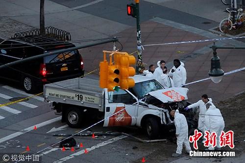 卡车蓄意撞击以及枪击至少造成8人死亡。图片来源:cfp视觉中国 卡车蓄意撞击以及枪击至少造成8人死亡。图片来源:cfp视觉中国