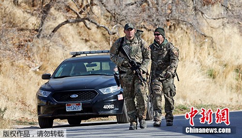 图为警方正在附近的山麓和峡谷寻找疑犯。