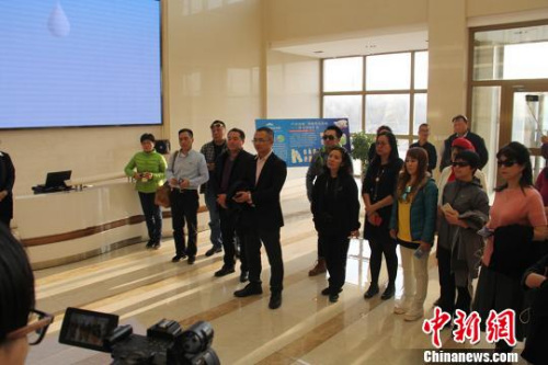 图为18家海外华文媒体高层代表团一行在新疆兵团企业——新疆天润乳业进行参观。　袁晶 摄