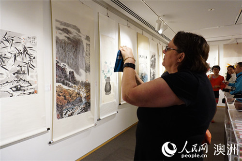 当地民众欣赏特展中的书画作品(摄影 罗小红) 当地民众欣赏特展中的书画作品(摄影 罗小红)