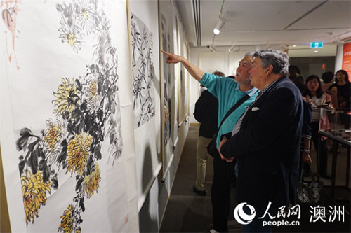 当地民众欣赏展出的篆刻作品(摄影 罗小红) 当地民众欣赏展出的篆刻作品(摄影 罗小红)