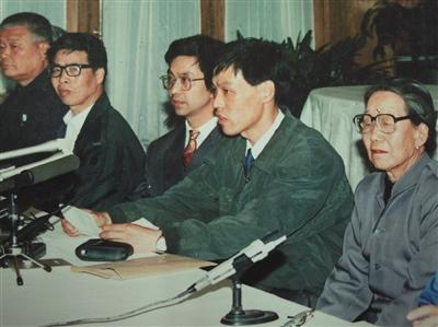 1994年在北京召开的对日民间索赔新闻发布会，右一为“慰安妇”受害者李秀梅。右三为童增。